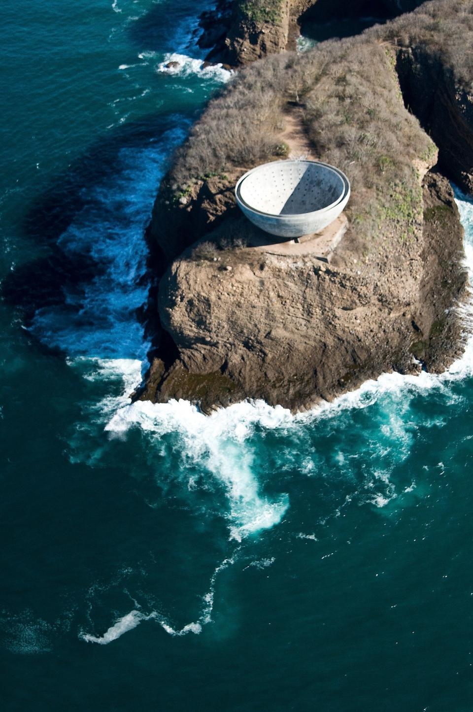 This bowl-like structure, or "wonder," is used for meditating.