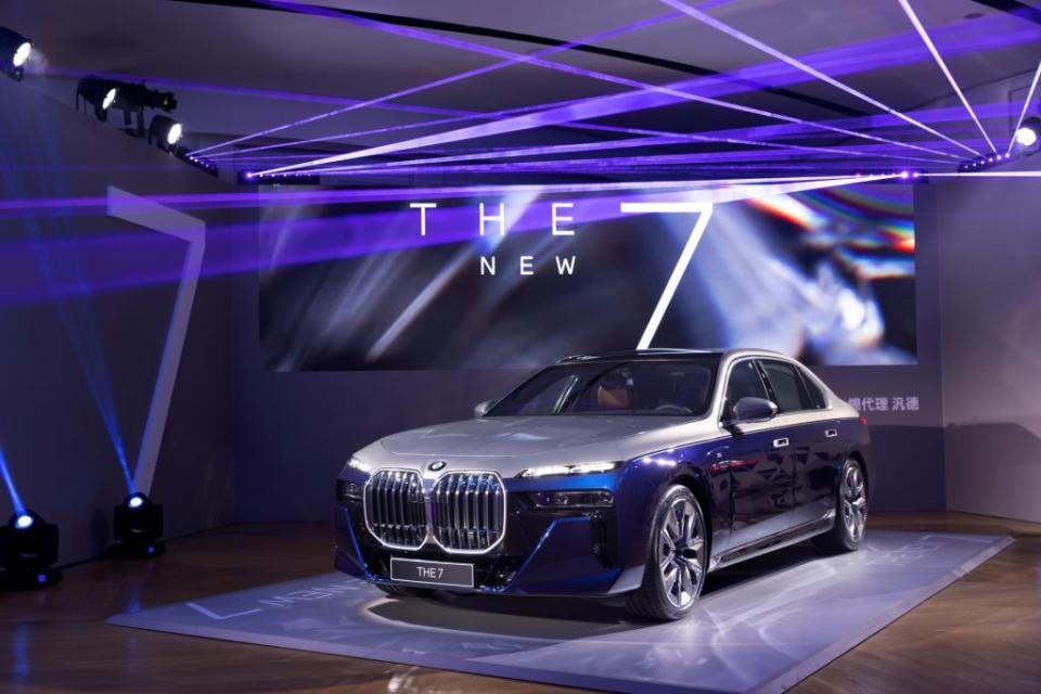 BMW總代理汎德搶先由德國空運一輛全新世代BMW 7系列豪華旗艦房車抵台。