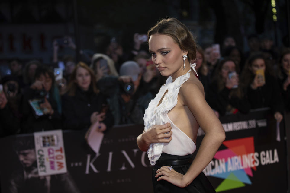 Per Lily-Rose Depp, figlia d’arte di Johnny Depp e Vanessa Paradis, un incidente hot sul red carpet della première di “The King”. L’attrice, che indossava un’ampia scollatura, ha dovuto coprire il seno con le mani. (Photo by Vianney Le Caer/Invision/AP)