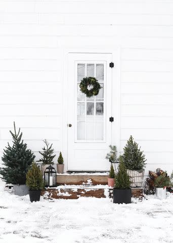 <p><a href="https://themerrythought.com/dwelling/minimal-outdoor-christmas-decor/" data-component="link" data-source="inlineLink" data-type="externalLink" data-ordinal="1">The Merrythought</a></p>