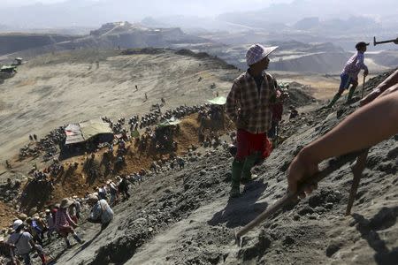 Miners search for jade stones at a mine dump at a Hpakant jade mine in Kachin state, Myanmar November 25, 2015. REUTERS/Soe Zeya Tun