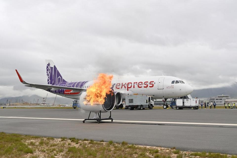 演習模擬有抵港客機降落時引擊與跑道碰撞及起火。(機管局提供)