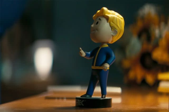 <p>Amazon Prime Video</p> The Vaul-Tec bobblehead in 'Fallout'.