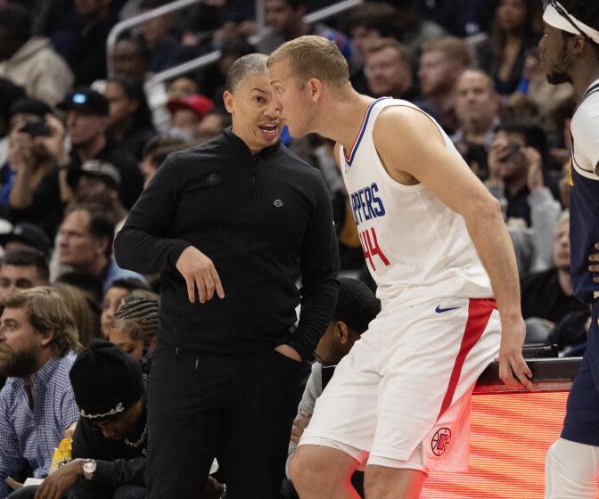 LOS ANGELES, CA - APRIL 4, 2024: Clippers coach Tyronn Lue talks with LA Clippers center Mason Plumlee (44) against the Denver Nuggets in the first half at Crypto.com Arena on April 4, 2024 2024 in Los Angeles, California. (Gina Ferazzi/Los Angeles Times)