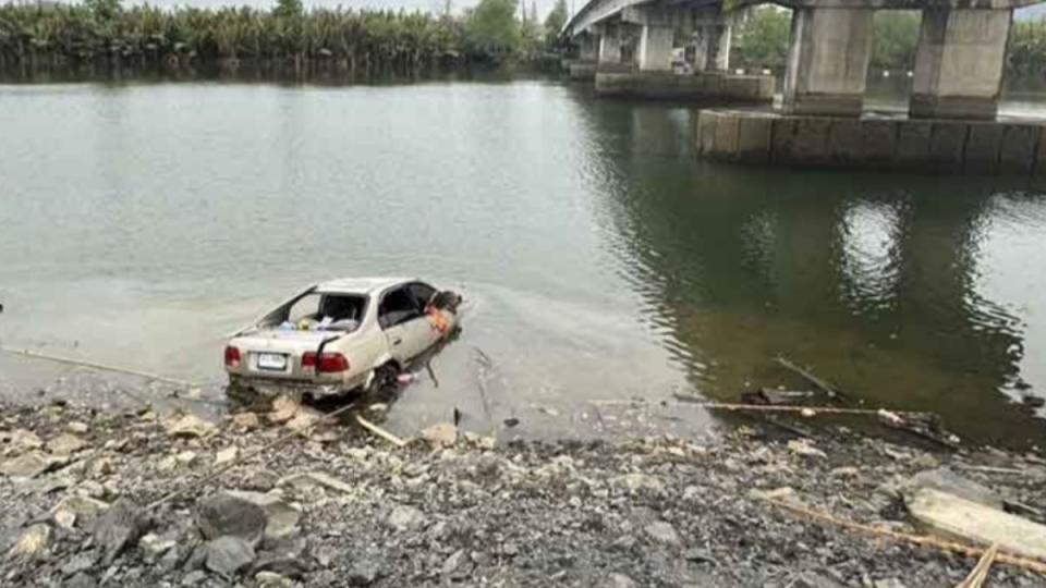 泰國男子將車開進河中，企圖帶女兒輕生。（圖／翻攝自新新聞報）