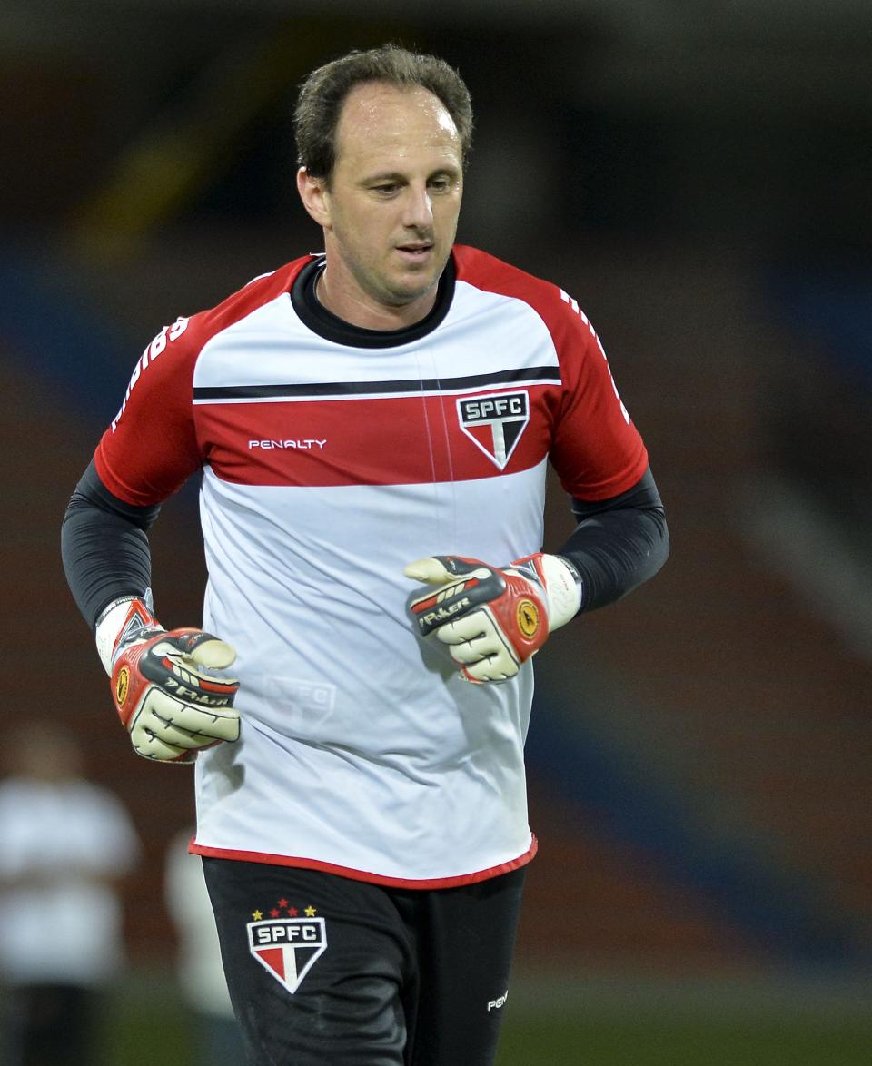 El portero del Sao Paulo brasileño y el arquero más goleador de la historia, Rogerio Ceni, durante una práctica en el estadio Atanasio Girardot, en Medellín, Colombia, el 18 de noviembre de 2014. (AFP | Raúl Arboleda)