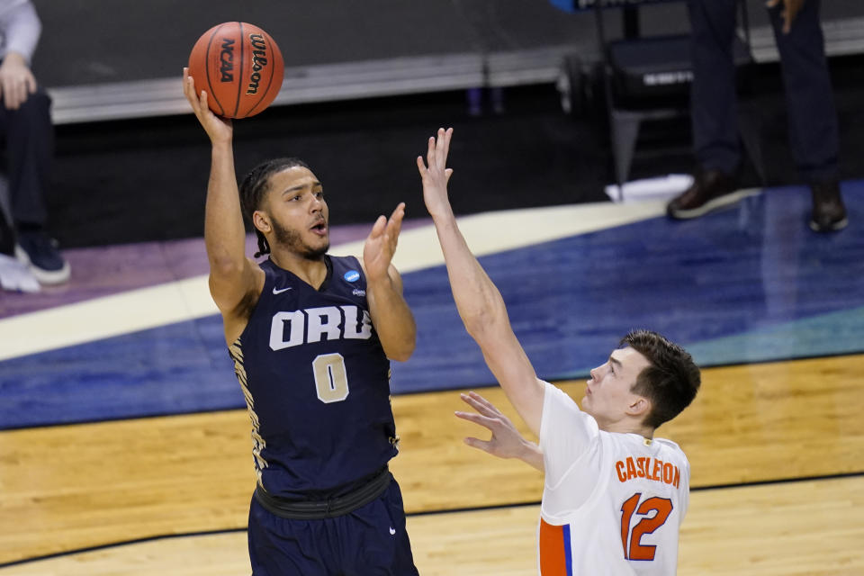 Oral Roberts forward Kevin Obanor (0) shoots over Florida forward Colin Castleton (12) during a second-round win. (AP Photo/AJ Mast)