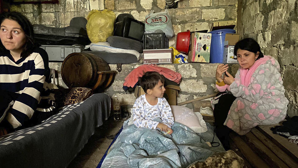 Niños esperan en un refugio durante un bombardeo en Stepanakert, en Nagorno-Karabaj, Azerbaiyán, el 20 de septiembre de 2023. (AP Foto/Siranush Sargsyan)