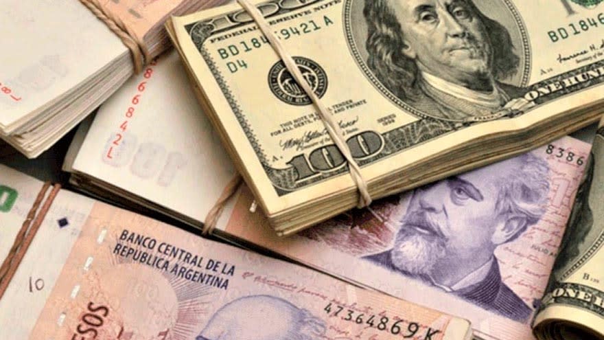 Las operaciones en pesos y dólares ofrecen intereses significativamente diferentes