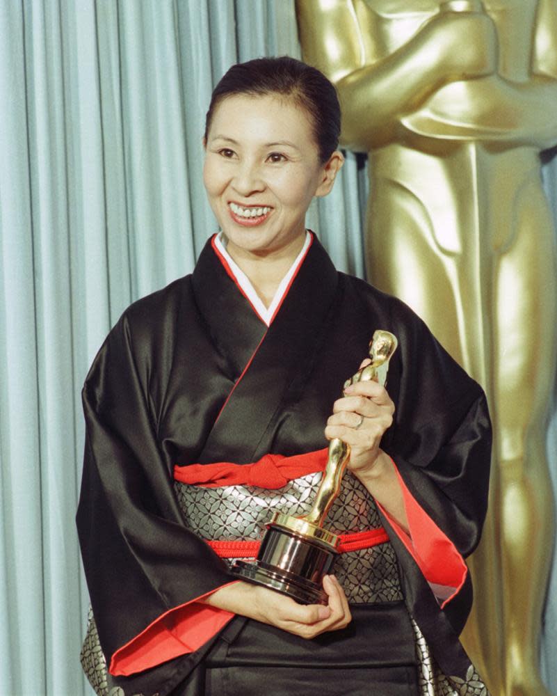 Emi Wada with her Oscar for costume design for Ran, in 1986.