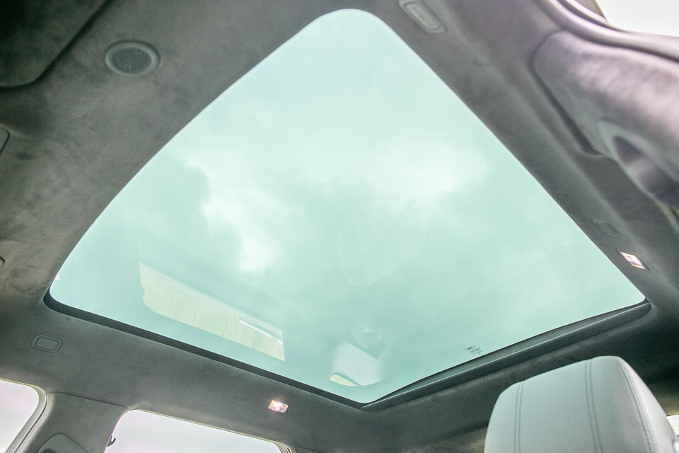 全景式固定天窗為車系標配，另外選配檀木黑類麂皮車頂，價格為 30,500 元。