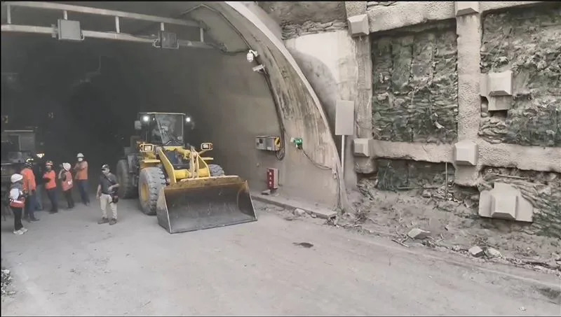 搜救人員與重機具在靳珩隧道附近搶修。（圖／新北市搜救協會提供）