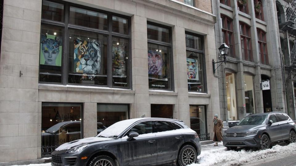 Le HangArt Saint-Denis is located on Saint-Paul Street in Old Montreal. Art can still be seen in the windows. 