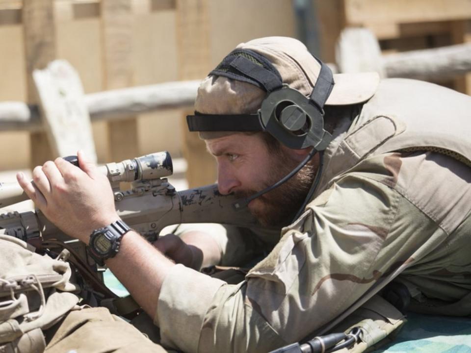 "American Sniper": U.S. Navy SEAL Chris Kyle (Bradley Cooper) bei seinem Einsatz im Irak. (Bild: 2014 Warner Bros., Entertainment Inc.)