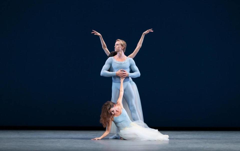 Ashley Knox, Chase Swatosh, y Jordan-Elizabeth Long en “Serenade”, coreografía de George Balanchine. Foto Alexander Iziliaev/Cortesía Miami City Ballet