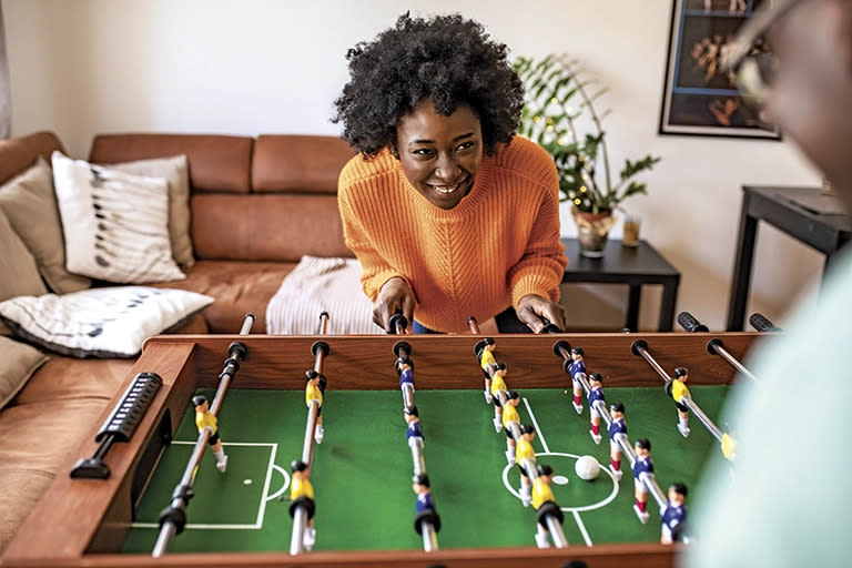 Una mujer juega al futbol de mesa. “El juego es como aprendemos a conducirnos como miembros afiliados a la especie con que nos identificamos”. (Getty)