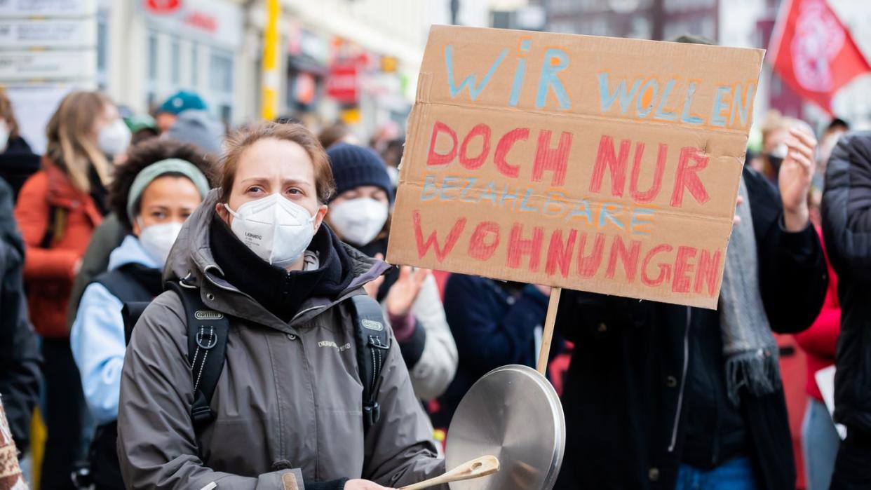 Protest - mit Maske: Bei einer Demonstration gegen das Mietendeckel-Aus in Berlin hielten sich laut Polizei praktisch alle Teilnehmer an die geltenden Corona-Bestimmungen.