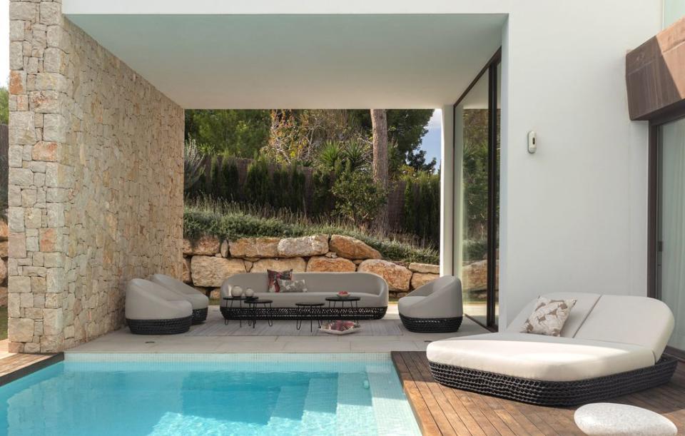 'Daybed' de LDK Living Outdoors junto a la piscina