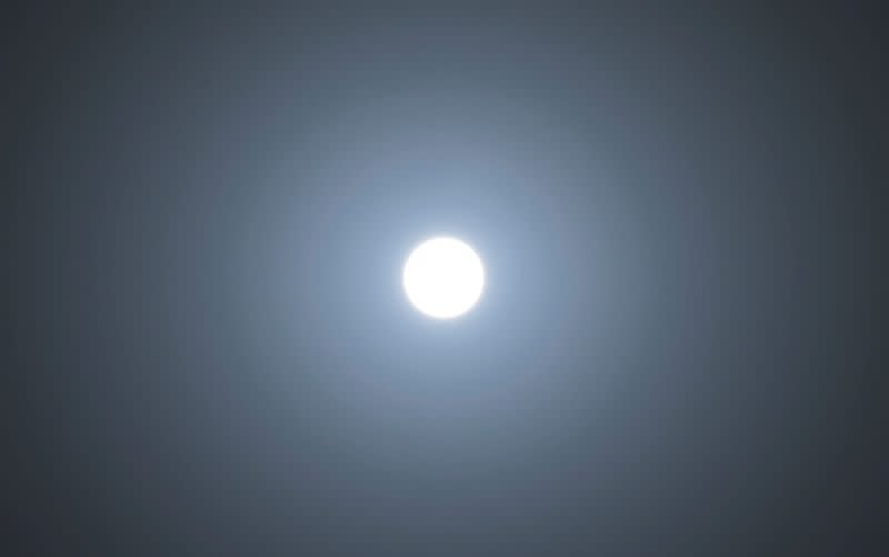 ▲受到沙塵影響，北京出現「藍太陽」景象。（圖／美聯社／達志影像）