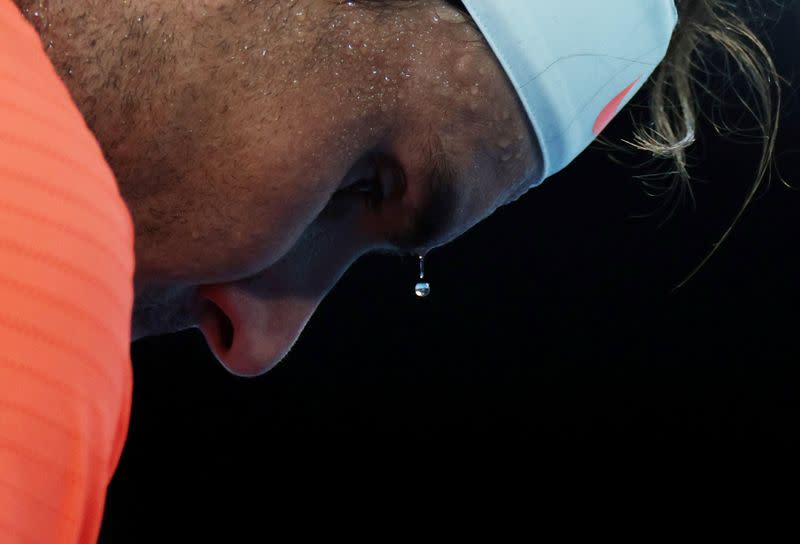 El español Rafael Nadal suda durante su partido de segunda ronda contra el estadounidense Michael Mmoh