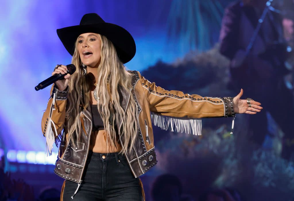 santa monica, california february 18 2024 peoples choice awards pictured lainey wilson performs onstage during the 2024 peoples choice awards held at barker hangar on february 18, 2024 in santa monica, california photo by trae pattonnbc via getty images