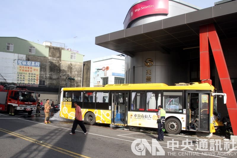 一輛大台南公車9日上午行經台南市新營區中山路與民族路口時，突然失控撞上號誌燈柱、路邊消防栓、最後撞上一家證券行外的鋼柱後停下，車上7人輕重傷。(中央社)