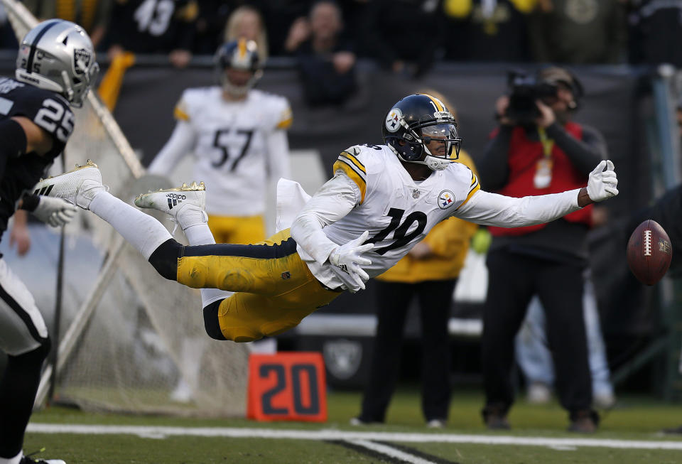 Pittsburgh Steelers wide receiver JuJu Smith-Schuster (19) couldn’t haul in this deep pass in a loss to the Raiders. (AP)