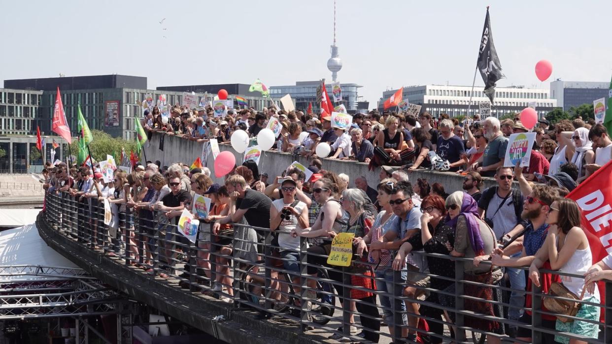 Demonstranten an der Spree in der Nähe des Hauptbahnhofs. Foto: Kay Nietfeld