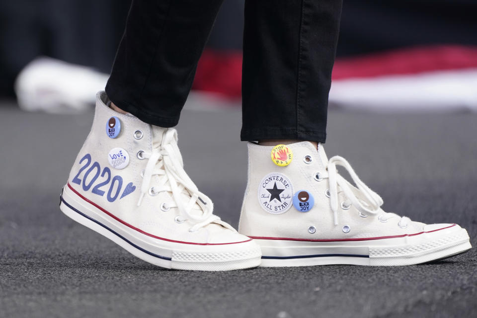 Los tenis converse de la candidata demócrata Kamala Harris mientras habla en un evento electoral para autos el sábado 31 de octubre de 2020 en Miami, Florida. Harris aparece en la portada de febrero de 2021 de la revista Vogue con tenis, pero su equipo dice que esta no fue la imagen que se aprobó para la portada. (Foto AP/Wilfredo Lee, archivo)