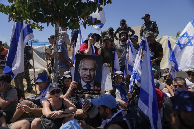 Israelíes protestan contra los planes del gobierno del primer ministro Benjamin Netanyahu de reformar el sistema judicial, fuera del Knesset, el parlamento de Israel, en Jerusalén, el lunes 24 de julio de 2023.