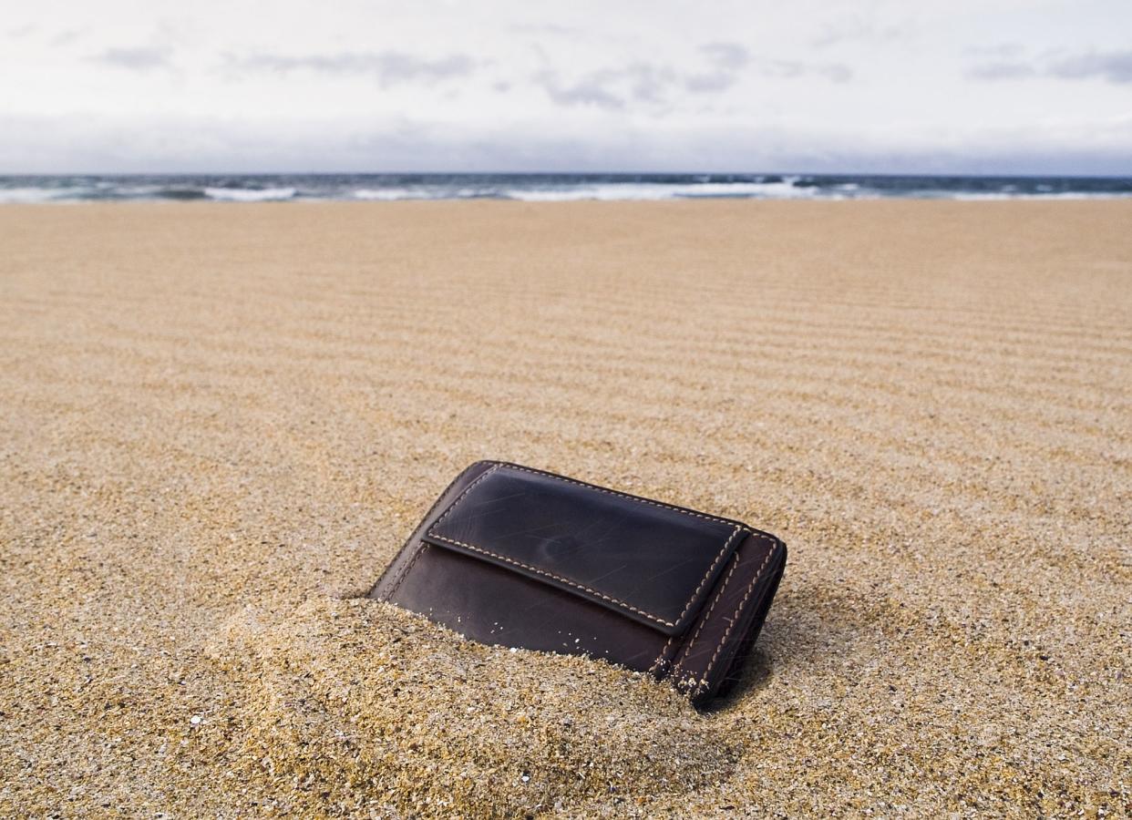 Hin und wieder spült das Meer auch einen Geldbeutel an den Strand. (Symbolbild: Getty Images)