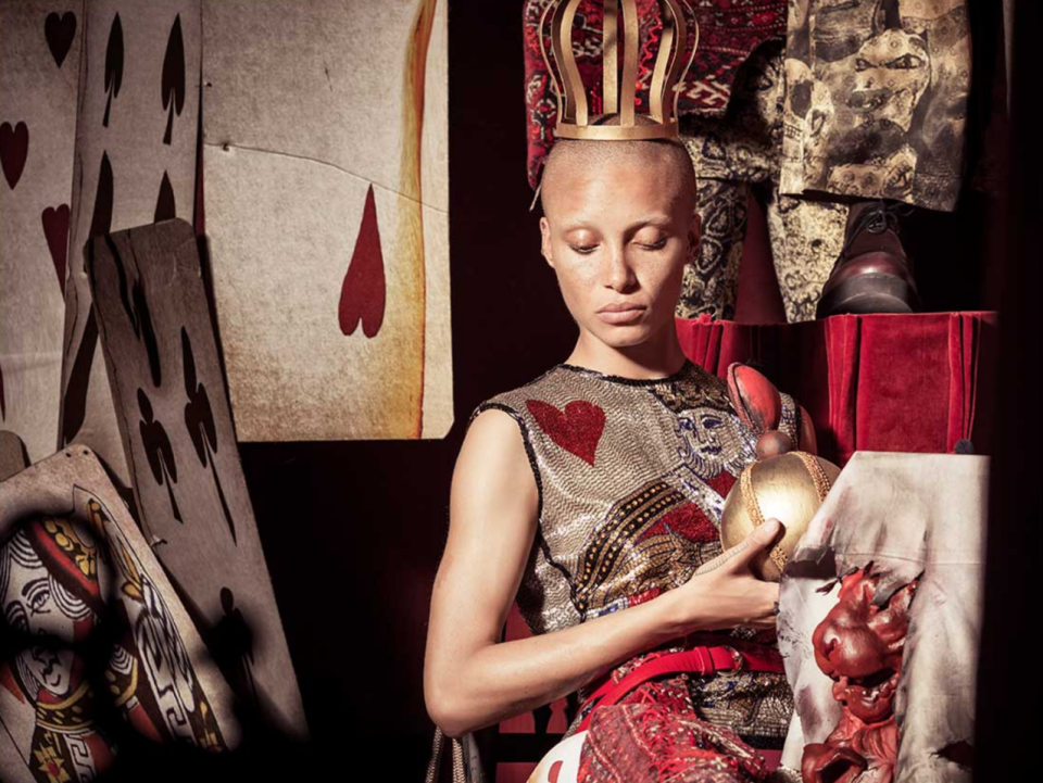 <p>Die kenianische Schauspielerin und Oscarpreisträgerin Lupita Nyong’o posiert für den Kalender als Haselmaus an der Seite von „American Honey“-Star Sasha Lane. (Bild: Pirelli/Tim Walker, via Yahoo UK) </p>