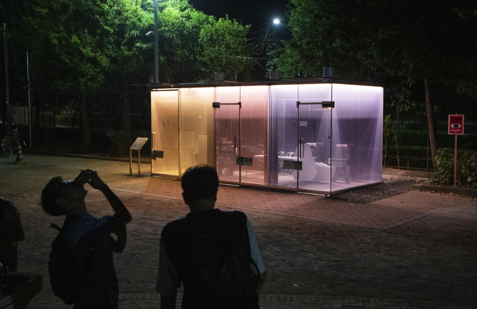 ARCHIVO - Gente frente a los baños en el miniparque Yoyogi Hukamachi, en Tokio, el 20 de agosto de 2020. Wim Wenders realiza una película sobre baños japoneses de lujo que tendrá lo que el director alemán llama "significado social" sobre la gente en las ciudades modernas. (Foto AP/Hiro Komae, archivo)