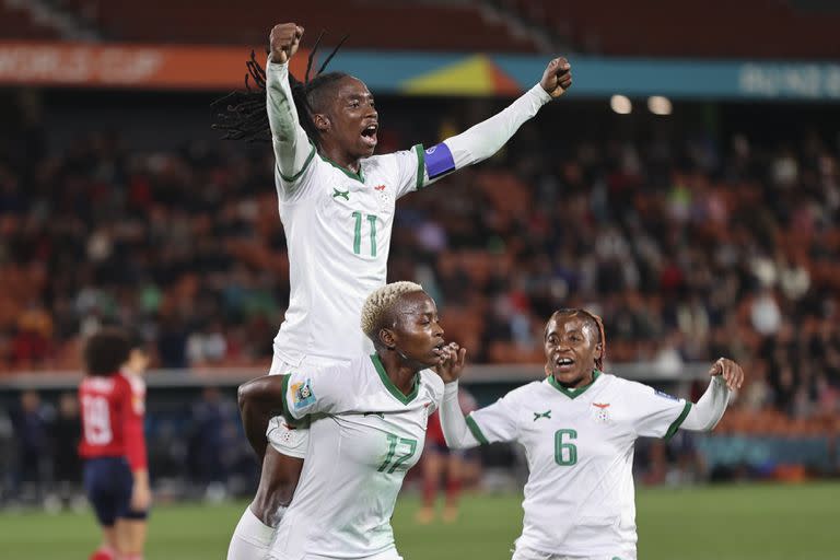 Barbra Banda celebra en andas su histórico gol para Zambia ante Costa Rica, el número 1000 de los mundiales femeninos