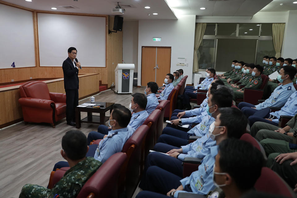 國防部長嚴德發視導空軍第五聯隊，期勉官兵堅守保家衛國崗位。   圖/軍聞社提供