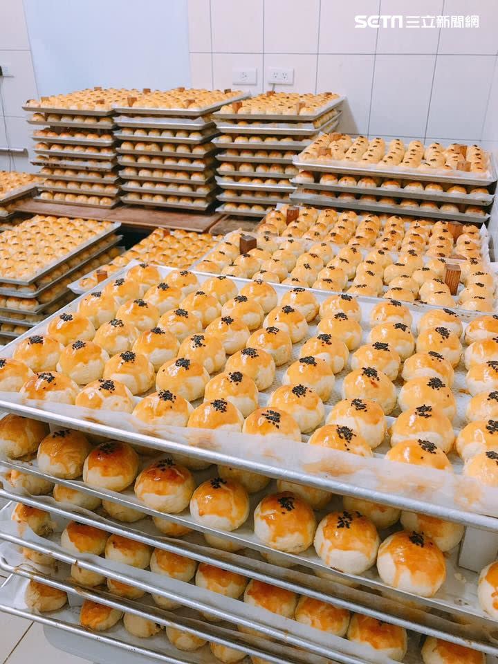 每年中秋節豐饌售出十萬顆以上蛋黃酥，一片蛋黃酥海景相當壯觀。（圖／翻攝畫面）