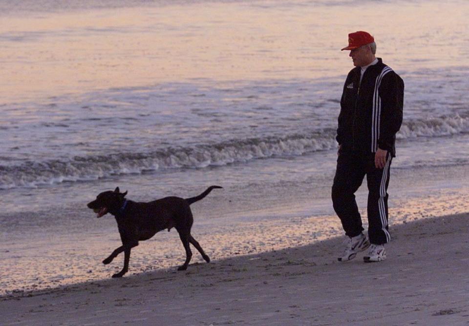 Para amantes de los perros Los Clinton son amantes de los perros desde hace tiempo. A menudo han sido vistos paseando a sus compañeros caninos en la playa durante las vacaciones. Sus mascotas no sólo han tenido un montón de espacio para correr sin restricciones en playas sino que las casas que han alquilado siempre han dispuesto de grandes espacios de césped para sus perros.