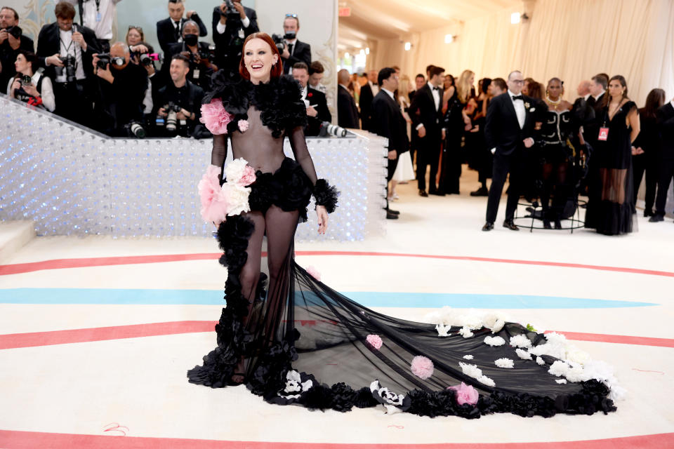 Karen Elson en la alfombra roja de la Met Gala 2023. (Photo by Dimitrios Kambouris/Getty Images for The Met Museum/Vogue)