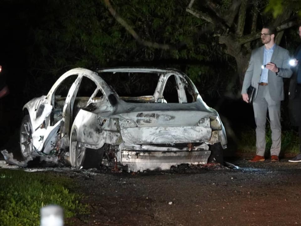 Emergency crews were called about a vehicle on fire in Pointe aux Prairies Park, on Gouin Boulevard, in the Rivière-des-Prairies borough just after midnight. (Stéphane Grégoire/Radio-Canada - image credit)