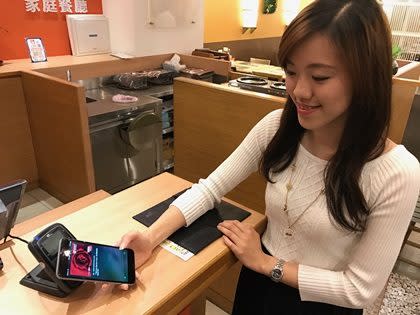 消費者期待已久的Apple Pay正式上線，首波合作銀行無不摩拳擦掌準備開始搶客，祭出的優惠可是各有所長。(中央社/台新銀行提供)