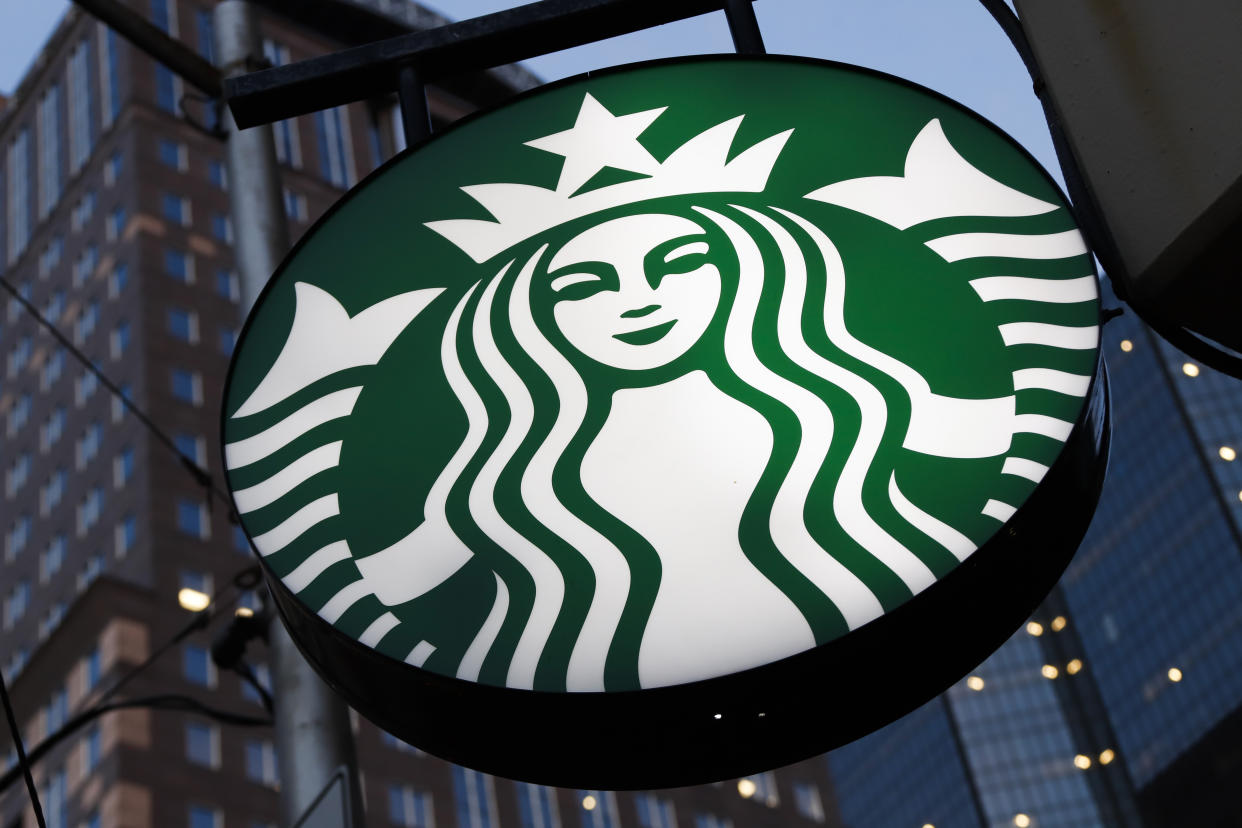 En esta imagen de archivo, tomada el 26 de junio de 2019, se muestra un logo de Starbucks en el exterior de una cafetería en el centro de Pittsburgh, Pennsylvania. (AP Foto/Gene J. Puskar, archivo)