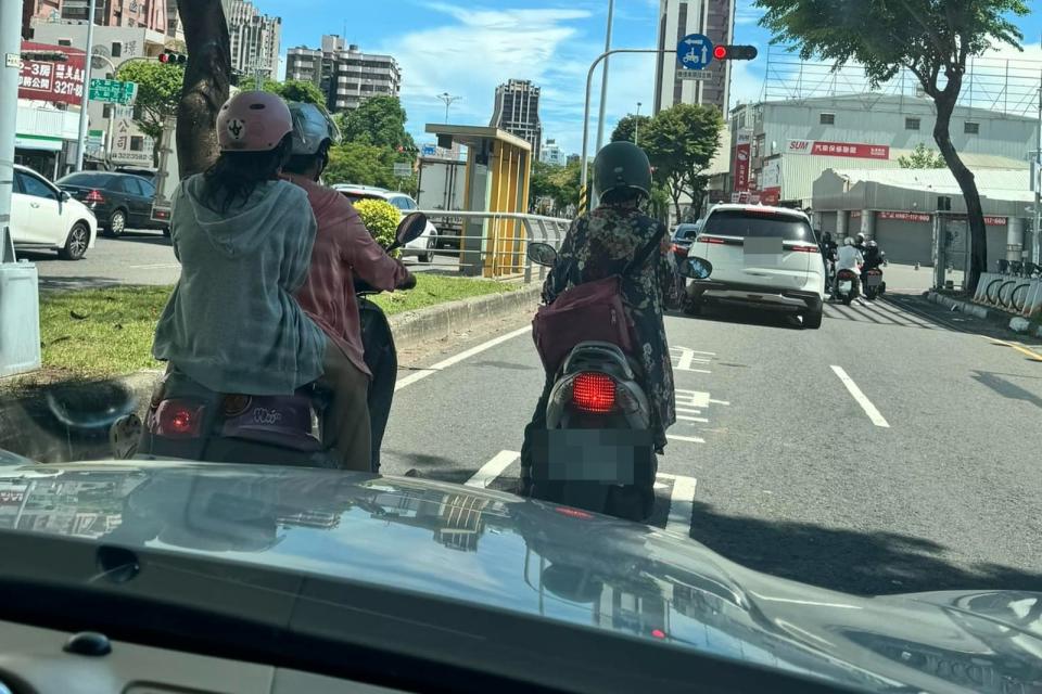 駕駛發文抱怨騎士為躲太陽在道路中急煞，害她差點撞上。（翻攝自爆料公社二社）