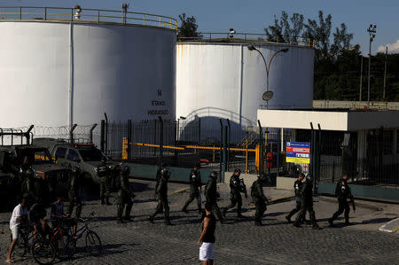 Brazil's Army soldiers patrol outside a fuel distribution center as truckers attend a protest against high diesel fuel prices in Duque de Caxias near Rio de Janeiro, Brazil May 27, 2018. REUTERS/Ricardo Moraes