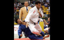 L'Iranien Arash Miresmaili avait remporté deux Championnats du monde de judo et était le favori pour gagner l'or aux Jeux olympiques de 2004. Il devait affronter l'Israélien Ehud Vaks en première ronde, mais ce duel n'a jamais eu lieu. Miresmaili a été disqualifié pour avoir dépassé la limite de poids. La rumeur veut qu'il ait délibérément trop mangé afin de ne pas avoir à affronter l'Israélien et ainsi, demeurer fidèle aux Palestiniens. Le gouvernement iranien l'a félicité en lui remettant 125 000 $. (Photo: Associated Press)