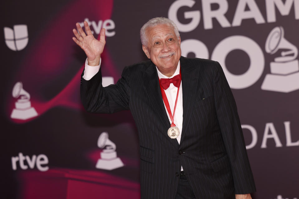 Paquito D'Rivera llega a la 24a entrega anual del Latin Grammy en Sevilla, España, el jueves 16 de noviembre de 2023. (Foto Vianney Le Caer/Invision/AP)