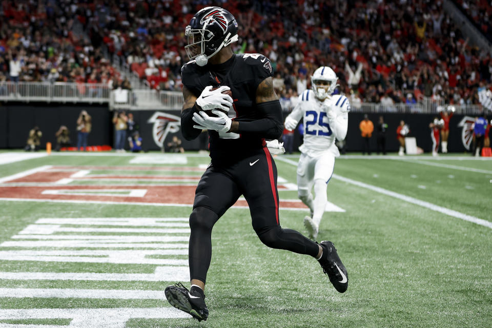 Atlanta Falcons tight end Kyle Pitts (8) runs into the end zone for a touchdown against the Indianapolis Colts during the first half of an NFL football game, Sunday, Dec. 24, 2023, in Atlanta. (AP Photo/Alex Slitz)