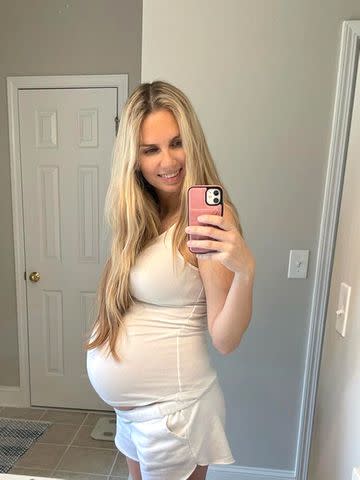 <p>Lindsey Parr Gritton</p> Lindsey Parr Gritton pregnancy photo.