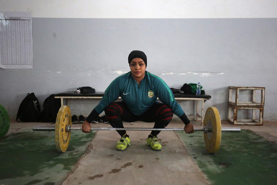 <p>Huda Salem, a 20-year-old member of the Iraqi national weightlifting team, trains at a gym in Baghdad on February 22, 2018. (Photo: Ahmad al-Rubaye/AFP/Getty Images) </p>