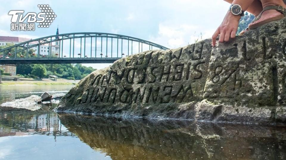 2018在捷克易北河中露出的飢餓石。（圖／達志影像美聯社）