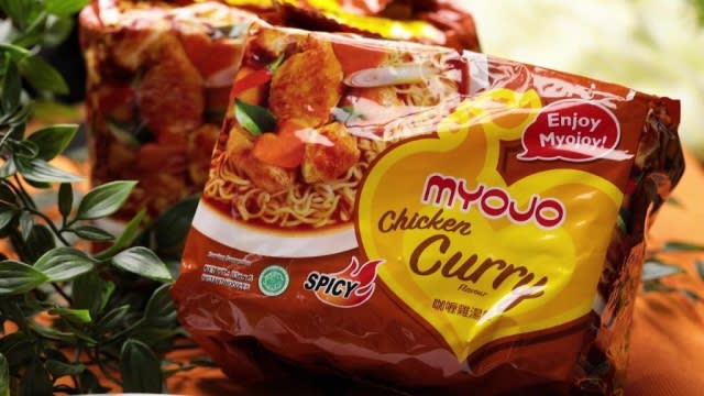 myojo chicken curry instant noodles packaging
